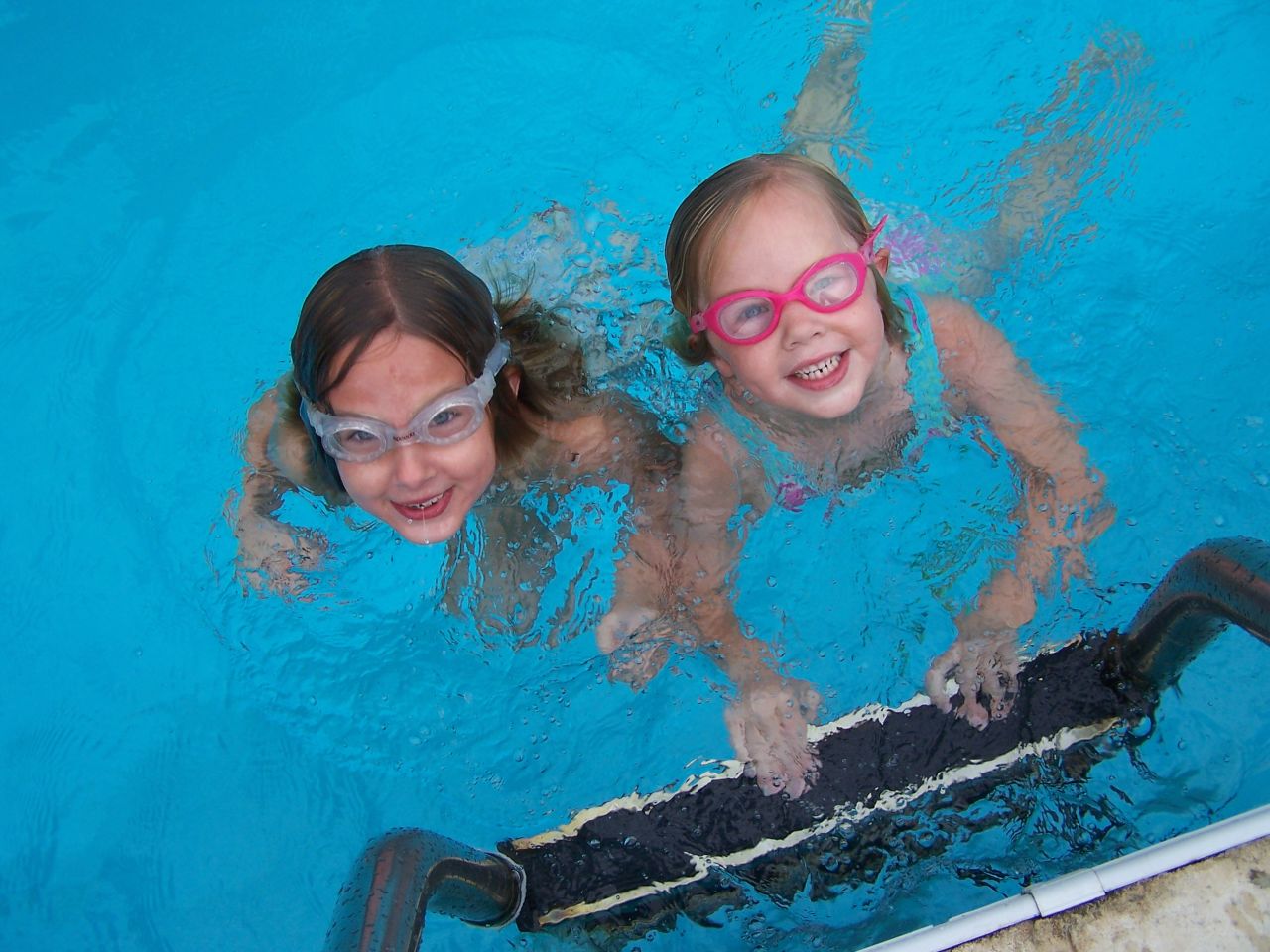 Juegos en la piscina Intex