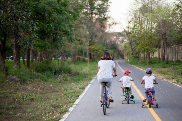 niños montando en bici con mama