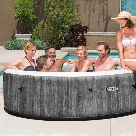 disfrutando spa inflable
