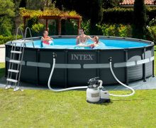 Familia disfrutando de una piscina desmontable INTEX con depuradora