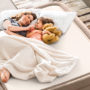 Madre e hija sobre colchón hinchable INTEX Thermalux