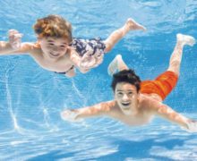 piscinas-desmontables-niños-jugando-INTEX