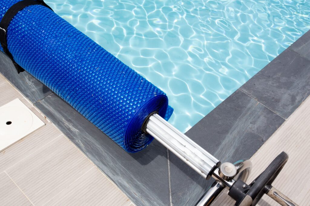 5 razones para usar un cobertor solar en tu piscina (durante el verano)