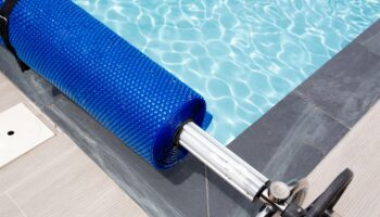 5 razones para usar un cobertor solar en tu piscina (durante el verano)