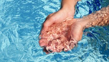 El skimmer: un aliado imprescindible para mantener tu piscina desmontable limpia