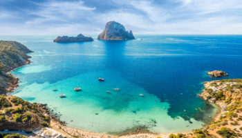 Las 6 playas y calas imprescindibles de España para disfrutar con barcas hinchables