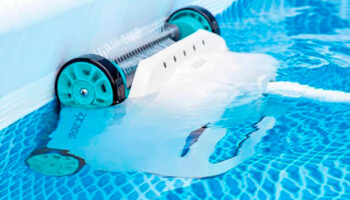 Cómo funciona el robot limpiafondos para mantener tu piscina limpia y en óptimas condiciones