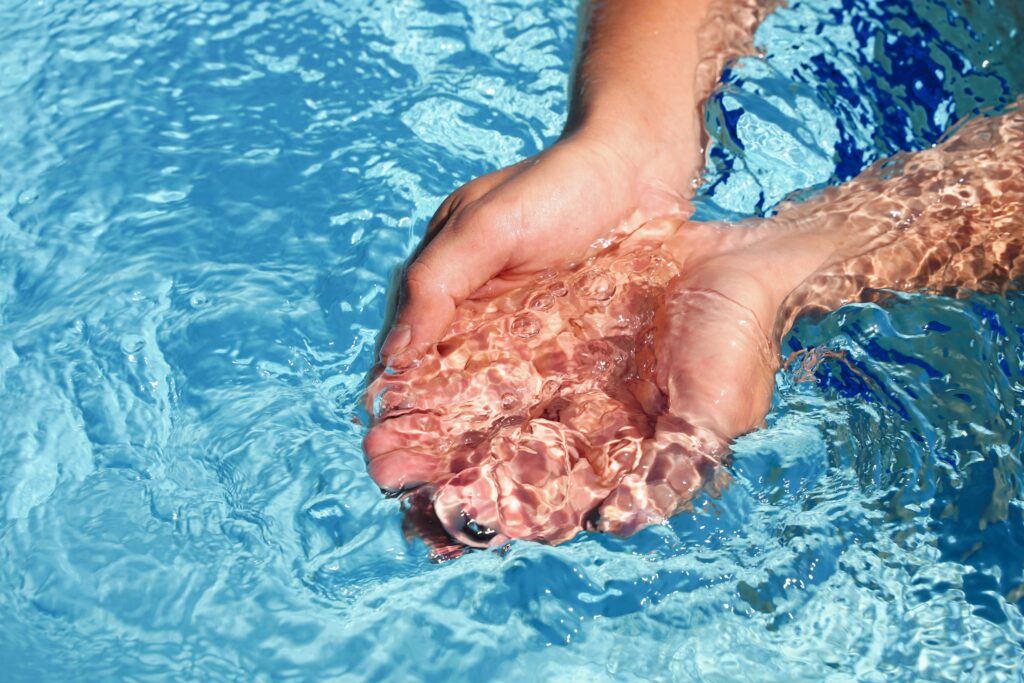limpiar-piscina-desmontable-agua-cristalina
