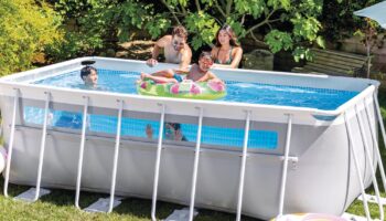 Vive la experiencia Clearview: piscina desmontable rectangular con ventana panorámica