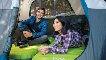 Descubre el lujo en tus acampadas con los nuevos colchones de camping INTEX