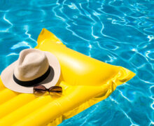 colchoneta hinchable con sombrero y gafas en una piscina