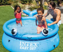 Niños disfrutando en la piscina hinchable Ballena Easy Set de INTEX