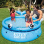 Niños disfrutando en la piscina hinchable Ballena Easy Set de INTEX